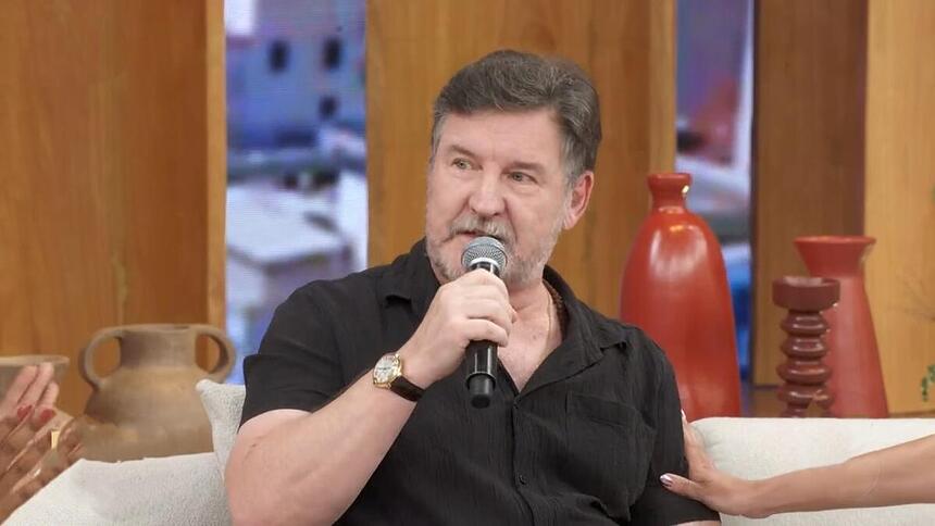 Antonio Calloni segura um microfone no Encontro com Patrícia Poeta