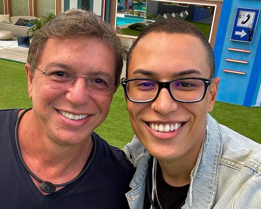 Boninho abraça Raphael Souza dono da Choquei