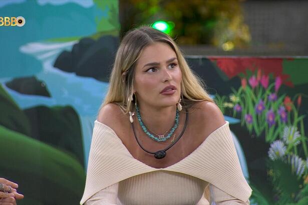 Yasmin Brunet na área externa do BBB 24 próximo ao Big Fone