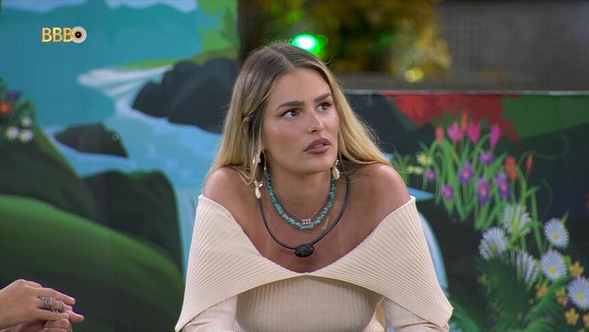 Yasmin Brunet na área externa do BBB 24 próximo ao Big Fone