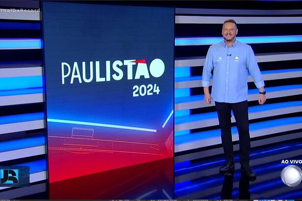 Bruno Laurence em frente ao telão do Paulistão 2024 no Jornal da Record