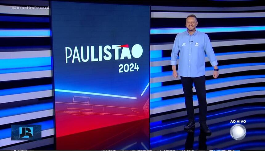 Bruno Laurence em frente ao telão do Paulistão 2024 no Jornal da Record