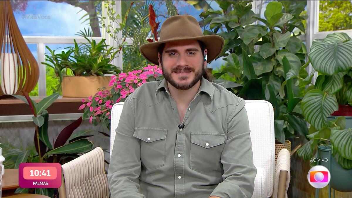 Gabriel Sater, o Rachid de Renascer, sorrindo no cenário do Mais Você