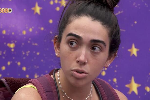 Giovanna Alerta com semblante assustado ao olhar para Isabelle no quarto do BBB 24