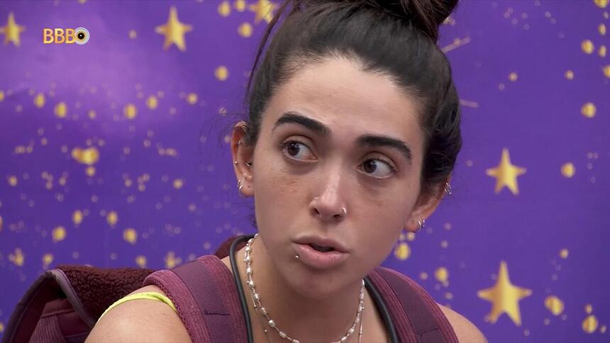 Giovanna Alerta com semblante assustado ao olhar para Isabelle no quarto do BBB 24