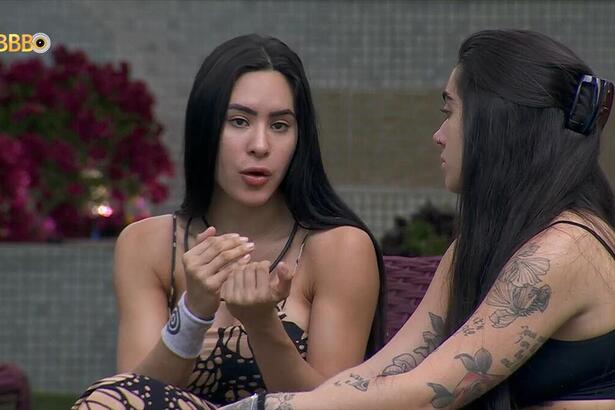 Isabelle conversa com Giovanna no gramado do BBB 24