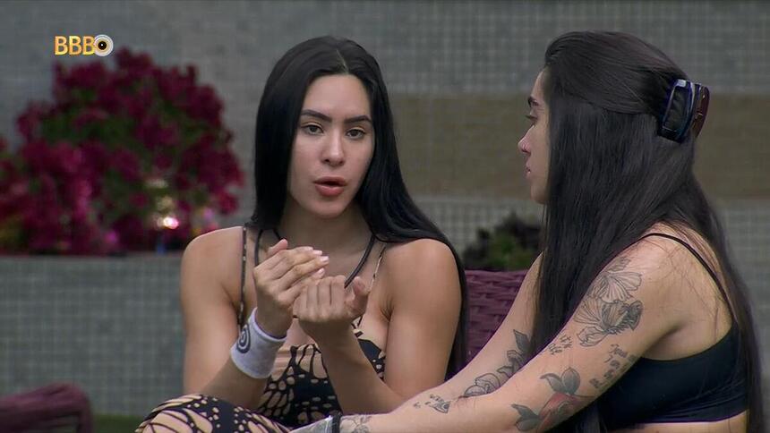 Isabelle conversa com Giovanna no gramado do BBB 24