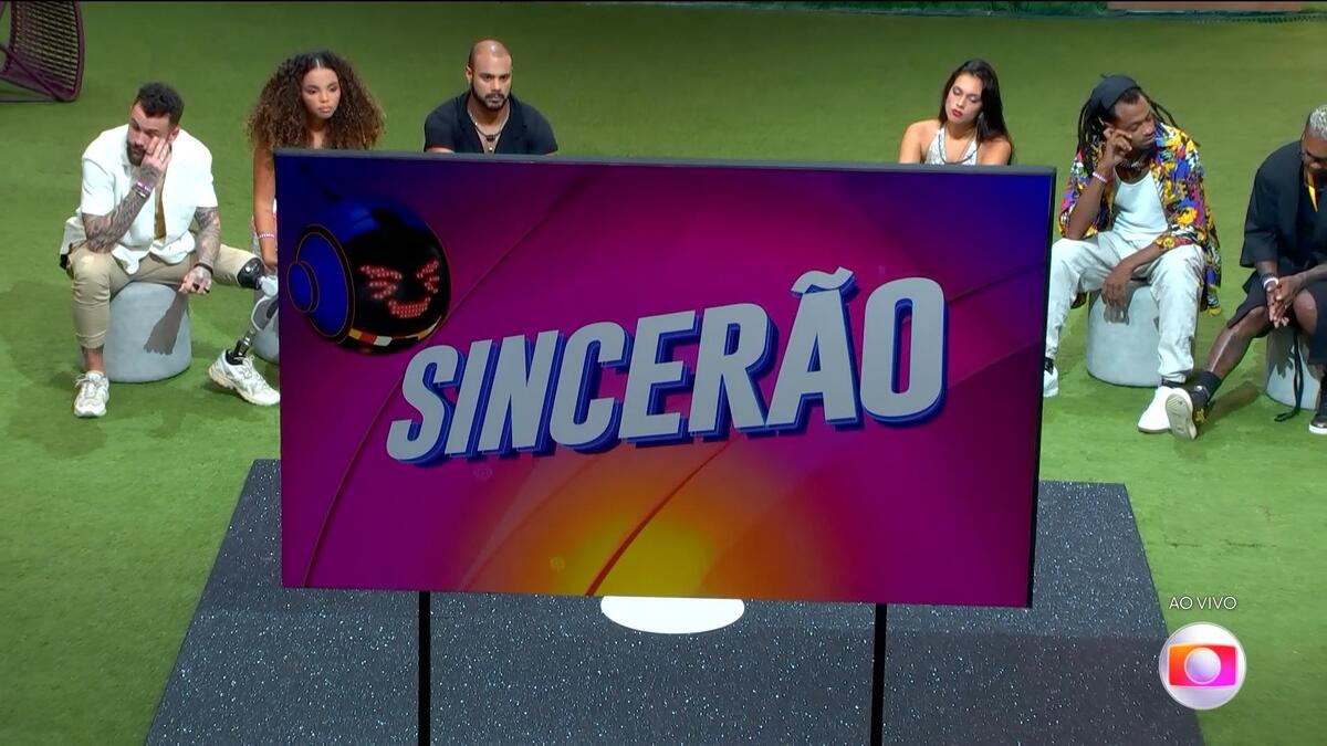 Emparedados Vinicius, Giovanna Pitel, Marcus Vinicius, Alane, Luigi e Rodriguinho em frente ao logo do Sincerão
