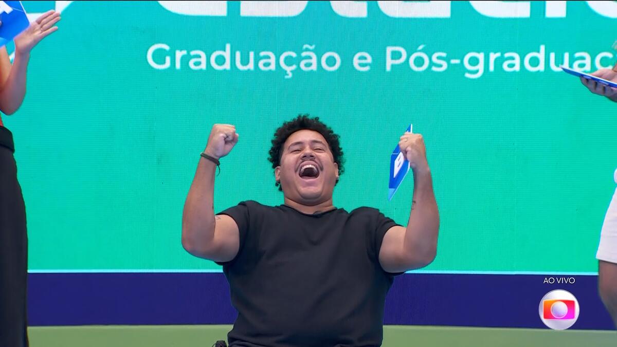 Lucas Henrique livanta os braços e comemora vitória na Prova do Líder do BBB 24
