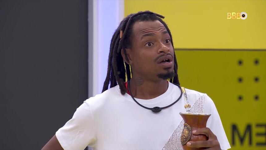 Lucas Luigi tomando chimarrão no Almoço do Anjo onde falou sobre dívida com patrocinador