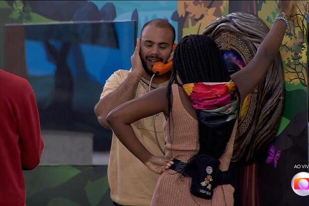 Marcus Vinicius atende ao Big Fone do BBB 24