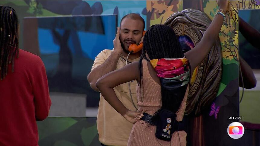 Marcus Vinicius atende ao Big Fone do BBB 24