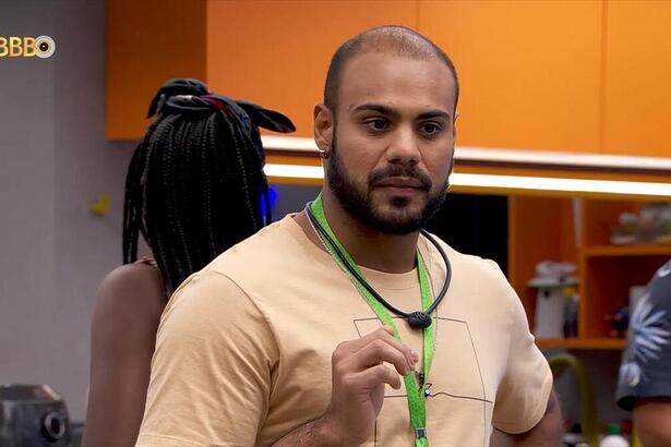 Marcus Vinicius com colar da imunidade do BBB 24