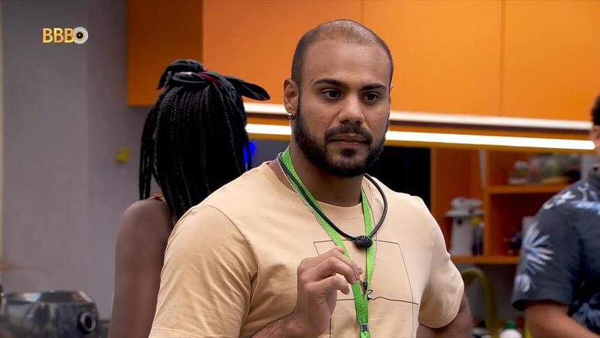 Marcus Vinicius com colar da imunidade do BBB 24