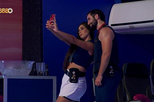 Deniziane e Matteus tiram selfie na festa do BBB 24