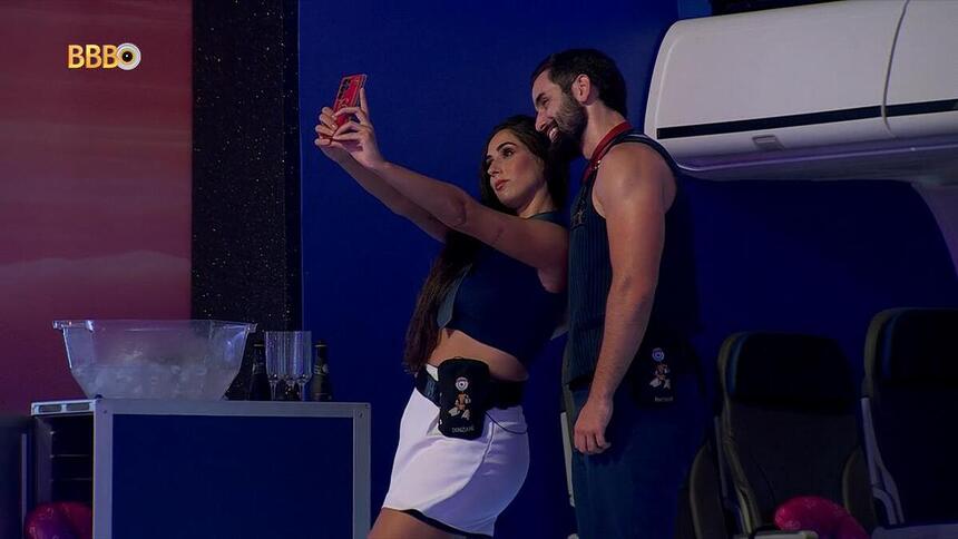 Deniziane e Matteus tiram selfie na festa do BBB 24