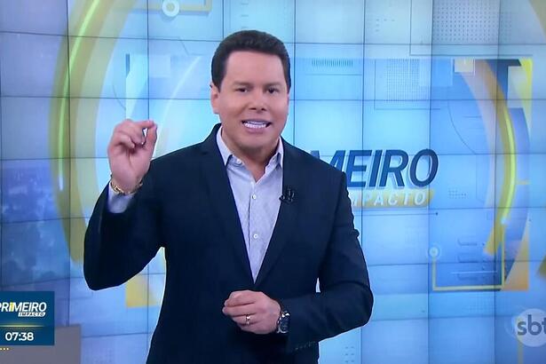 Marcão do Povo levanta o braço durante apresentação do Primeiro Impacto