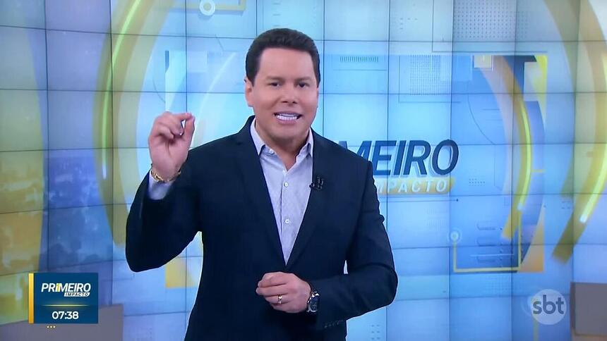 Marcão do Povo levanta o braço durante apresentação do Primeiro Impacto