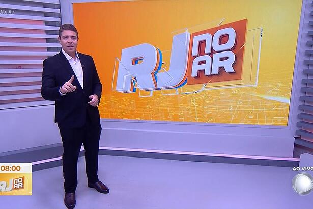 Marcus marinho sorrindo, enquanto apresenta o RJ no AR