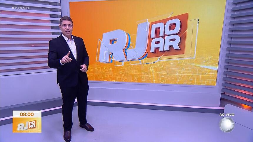 Marcus marinho sorrindo, enquanto apresenta o RJ no AR