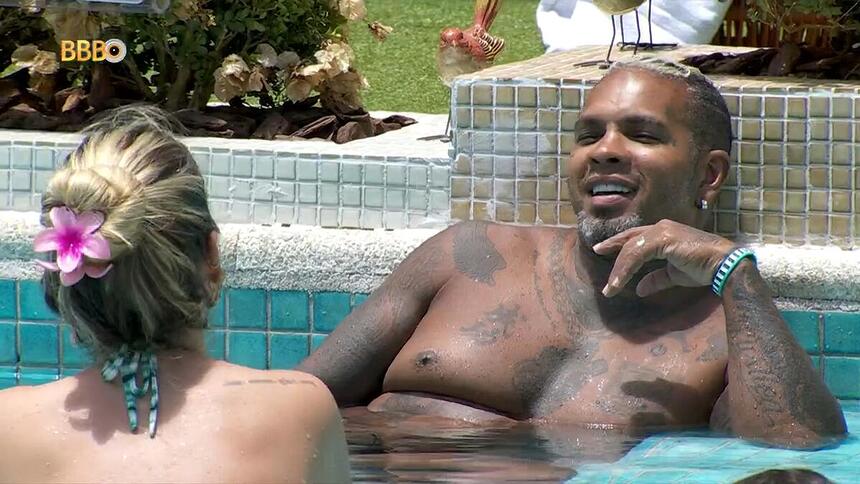 Rodriguinho olha sorrindo para Yasmin na piscina do BBB 24