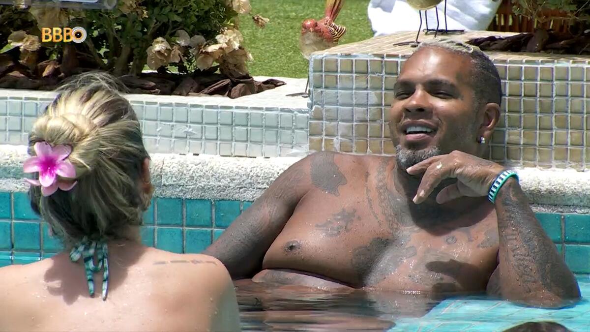 Rodriguinho olha sorrindo para Yasmin na piscina do BBB 24