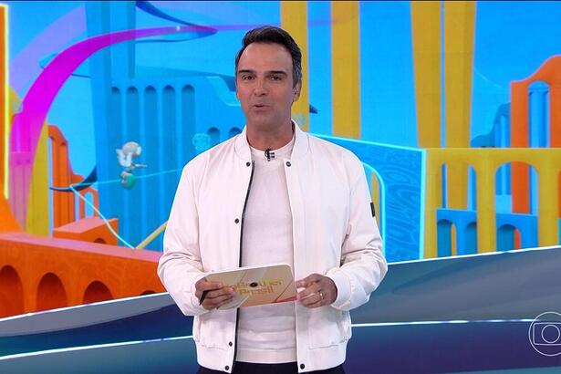 Tadeu Schmidt veste branco na estreia do BBB 24