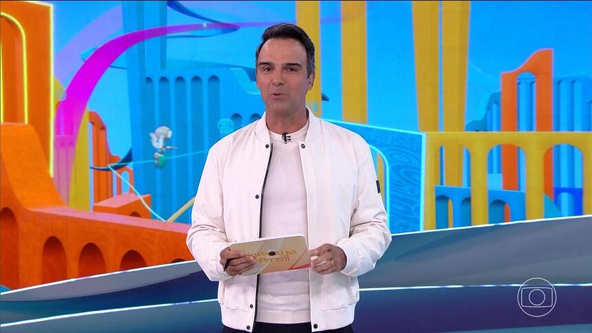 Tadeu Schmidt veste branco na estreia do BBB 24