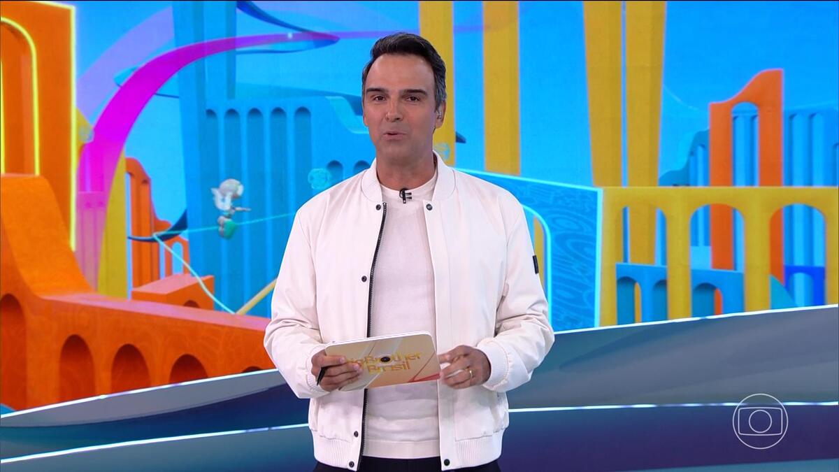 Tadeu Schmidt veste branco na estreia do BBB 24