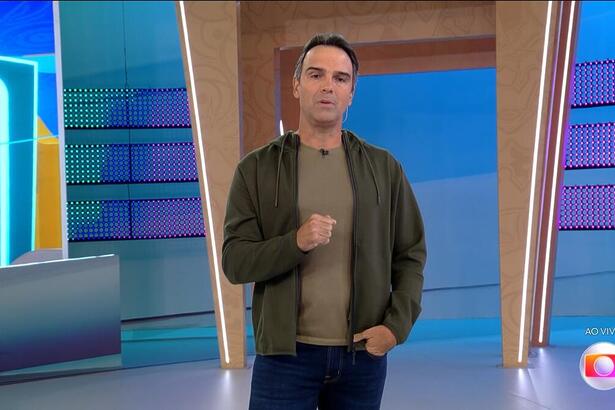 Tadeu Schmidt apresentando o BBB 24 que estreou na liderança de audiência da TV Globo