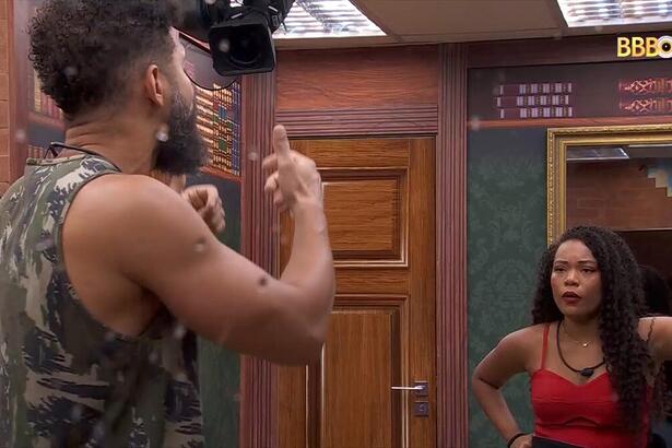 Juninho briga com Thalyta no banheiro do BBB 24