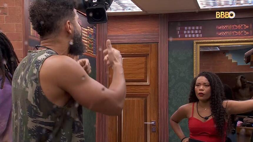 Juninho briga com Thalyta no banheiro do BBB 24