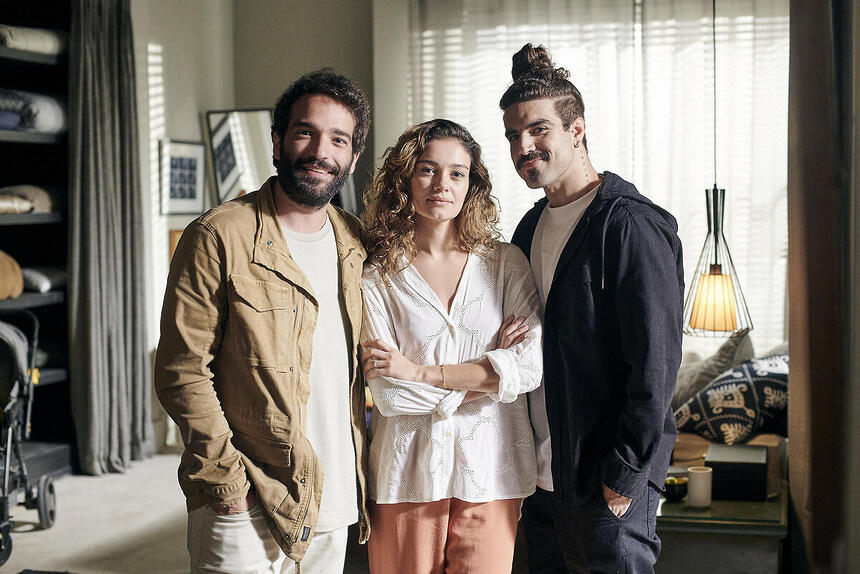 Rafael (Humberto Carrão), Maíra (Sophie Charlotte) e Pablo (Caio Castro) nos bastidores da novela Todas As Flores