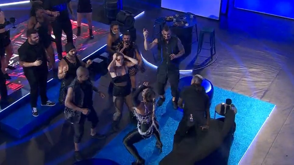Valesca Popozuda dança na frente de Rodriguinho na festa do BBB 24