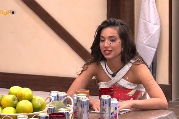 Vanessa Lopes na cozinha do BBB 24 batendo na mesa enquanto fala sozinha