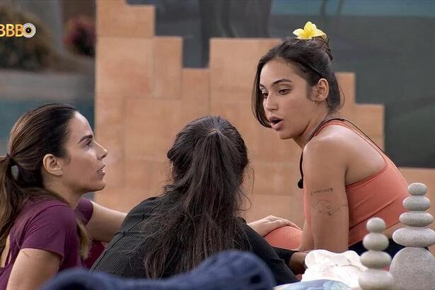 Vanessa Lopes conversa com Wanessa Camargo e Deniziane na área externa do BBB 24