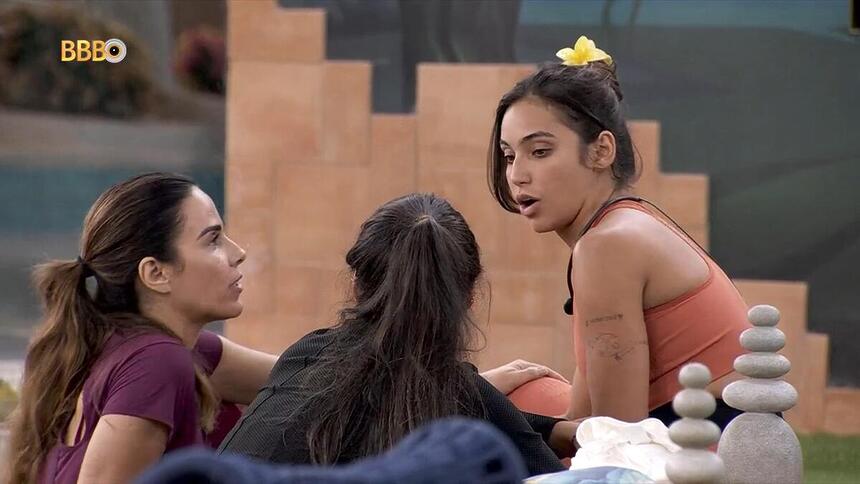 Vanessa Lopes conversa com Wanessa Camargo e Deniziane na área externa do BBB 24