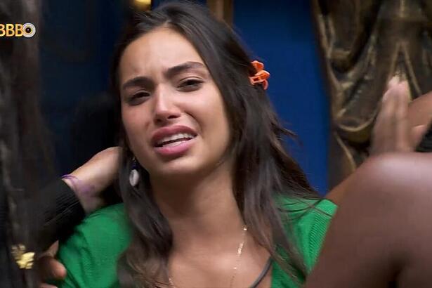 Vanessa Lopes chorando na sala do BBB 24 após apertar o botão da desistência