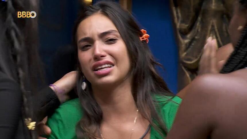 Vanessa Lopes chorando na sala do BBB 24 após apertar o botão da desistência