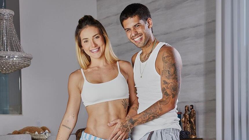 Virginia Fonseca ao lado de Zé Felipe sorrindo e mostrando a barriga de grávida