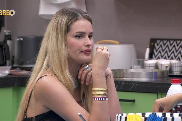 Yasmin Brunet na cozinha do VIP falando do BBB 24