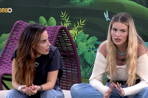 Wanessa Camargo olha para Yasmin Brunet, conversando sobre Davi atender o Big Fone no BBB 24