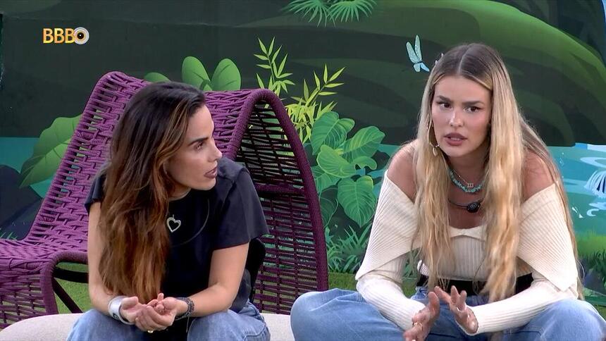 Wanessa Camargo olha para Yasmin Brunet, conversando sobre Davi atender o Big Fone no BBB 24