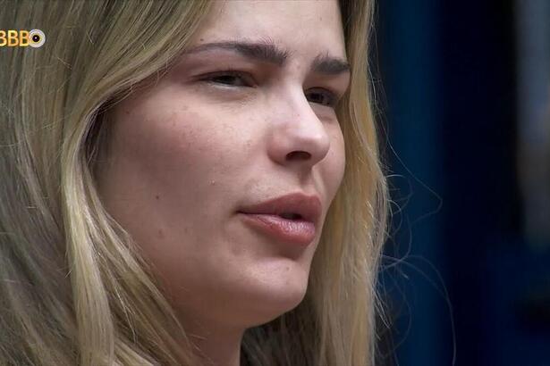 Yasmin Brunet sentada no sofá da sala do BBB 24