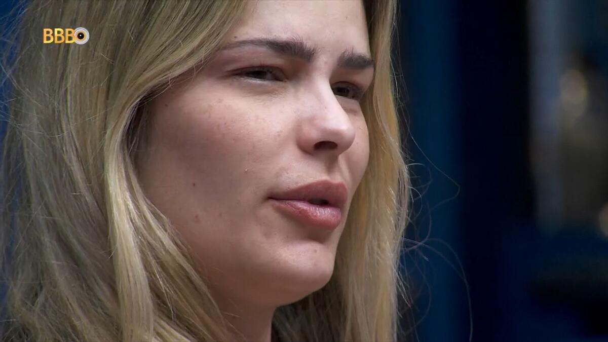 Yasmin Brunet sentada no sofá da sala do BBB 24