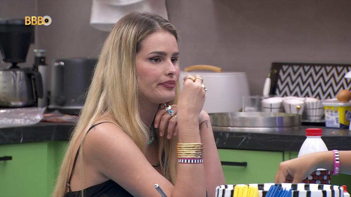 Yasmin Brunet na cozinha do VIP falando do BBB 24