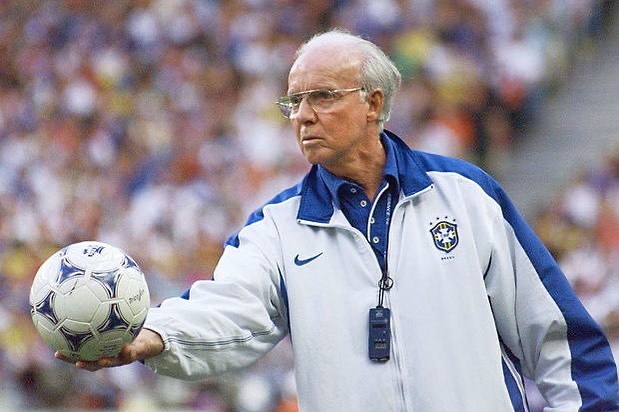 Zagallo segura a bola durante treino da Seleção Brasileira