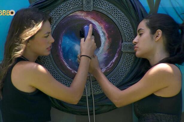 Beatriz e Isabelle seguram o Big fone no BBB 24