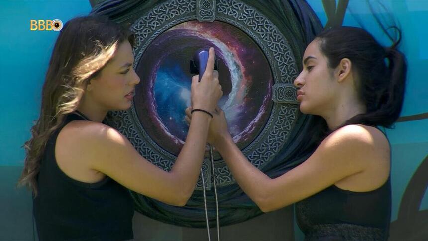 Beatriz e Isabelle seguram o Big fone no BBB 24