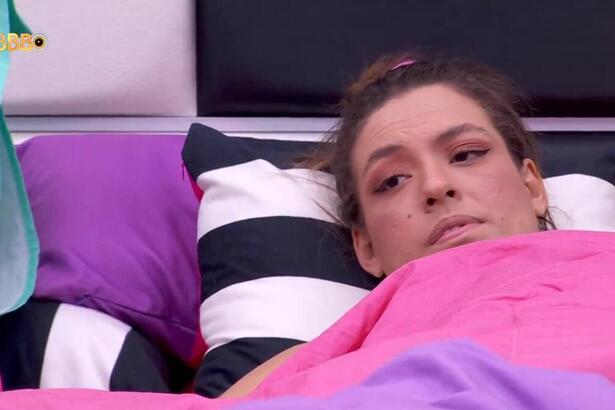 Beatriz deitada no quarto do líder do BBB 24